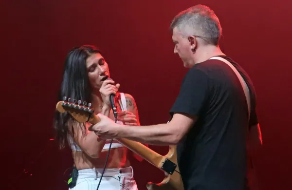 Eliso je na odru spremljala njena stalna štiričlanska zasedba, v kateri je tudi njen mož Andrea Rigonat. 