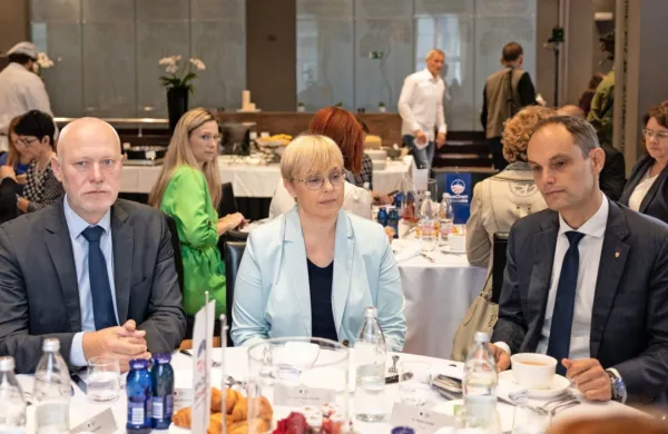 Trojica, ki ji kaže najboljše, Milan Brglez (levo), Nataša Pirc Musar 
in Anže Logar.  