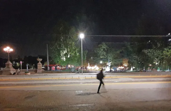 Veliko električne energije bi lahko prištedili z zmanjševanjem  
javne razsvetljave v času, ko na ulicah ni veliko ljudi.