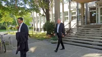 Povzročitelj smrtne prometne nesreče Vidko Filipič (desno) se je z 
odvetnikom Borutom Mihurkom danes udeležil predobravnavnega naroka na novogoriškem okrožnem sodišču.
