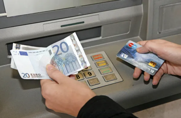 Denar, pozabljen na bankomatu, je izginil