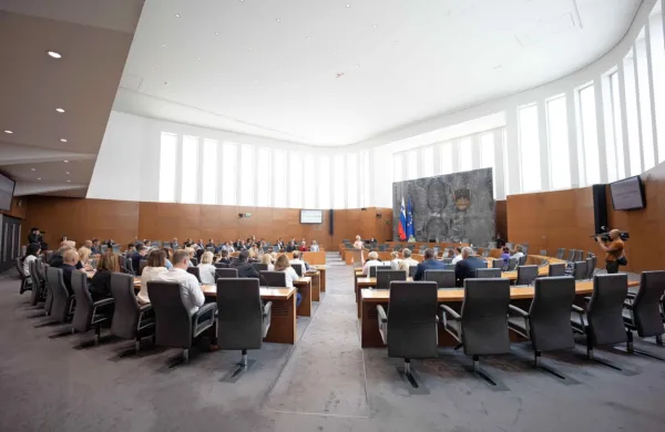Vlada je sprejela predlog zakona o zaščiti prijaviteljev, s katerim 
ureja področje varstva prijaviteljev kršitev predpisov v delovnem 
okolju, tako v javnem kot v zasebnem sektorju. 