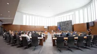 Vlada je sprejela predlog zakona o zaščiti prijaviteljev, s katerim 
ureja področje varstva prijaviteljev kršitev predpisov v delovnem 
okolju, tako v javnem kot v zasebnem sektorju. 