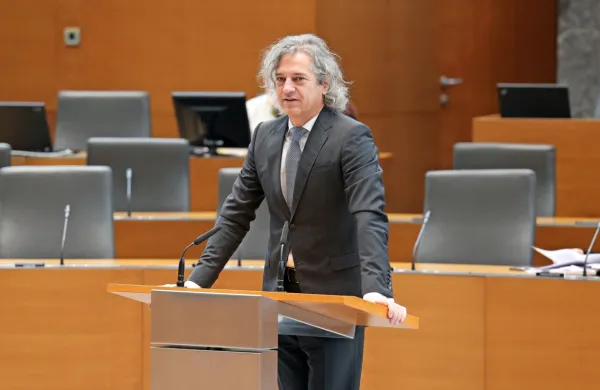 Predsednik vlade Robert Golob