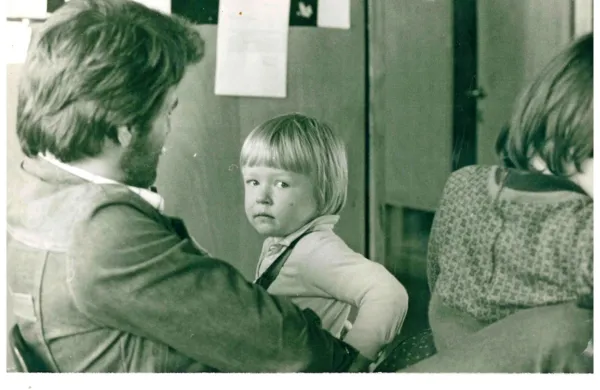 Deček z očetom in (skoraj zagotovo) sestro, letnik 1977