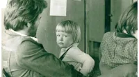 Deček z očetom in (skoraj zagotovo) sestro, letnik 1977
