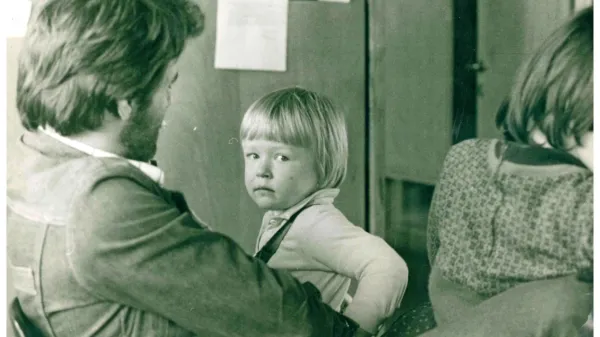 Deček z očetom in (skoraj zagotovo) sestro, letnik 1977