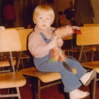 Deček z darilom, na zadnji strani fotografije  piše: “Novo leto, 
1975.”
