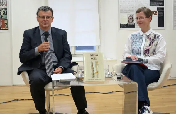 Predsednik Slovenske matice  Aleš Gabrič  je z urednico Milanko 
Trušnovec odlično Idrijsko knjigo predstavil množičnemu občinstvu.