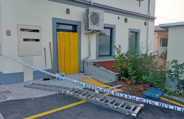 Včeraj zjutraj  so  uničena  vrata  zaščitili  z  deskami. 