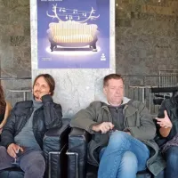   Ustvarjalci predstave so (z leve) Vesna Pernarčič, Urška Taufer, Blaž Setnikar,  Jernej Lorenci, Darja Reichman in Doroteja Nadrah. 

