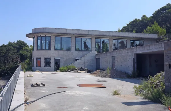 Že v kratkem naj bi se pričelo rušenje kapelice, ki bi skorajda postala turistična vila, novo pokopališče pa naj bi bilo končano septembra 2023. 