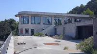 Že v kratkem naj bi se pričelo rušenje kapelice, ki bi skorajda postala turistična vila, novo pokopališče pa naj bi bilo končano septembra 2023. 