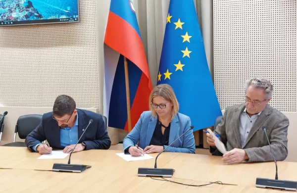 Predsednik sindikalne centrale Pergam Jakob Počivavšek, ministrica za javno upravo Sanja Ajanović Hovnik in predsednik KSJS 
Branimir Štrukelj ob podpisu dogovora.