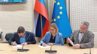 Predsednik sindikalne centrale Pergam Jakob Počivavšek, ministrica za javno upravo Sanja Ajanović Hovnik in predsednik KSJS 
Branimir Štrukelj ob podpisu dogovora.