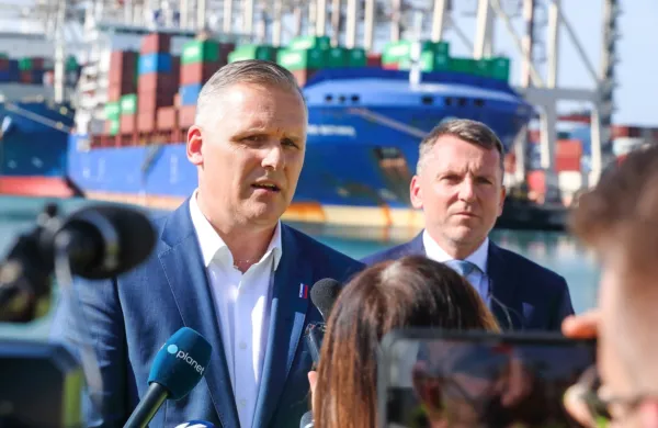 Minister za infrastrukturo Bojan Kumer s predsednikom uprave 
Luke Koper Boštjanom Napastom 