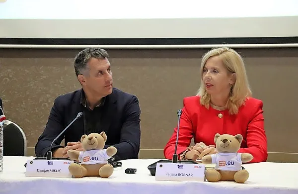   Ministrica  Tatjana  Bobnar (ob njej Damjan Miklič)   je    na  mednarodni  konferenci  poudarila,  da  je  iskanje  pogrešanih  eno  od 
najtežjih  oblik  policijskega  dela.  