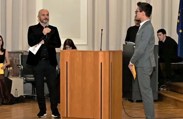 Nekdanjemu profesorju in uredniku dijaške publikacije KAKI se je poklonil tudi  Branko Čakarmiš (levo).  