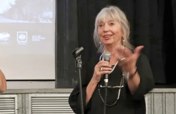 Nagrajenka  Helke Misselwitz (v sredini) je predsinočnjim v tržaškem gledališču Miela odgovarjala na vprašanja novinarke in programske 
selektorice festivala Poklon viziji Patricije Maličev (levo), pogovor  je v nemščino prevajala  Majda Bratina, hči Darka Bratine.
