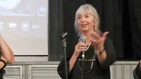 Nagrajenka  Helke Misselwitz (v sredini) je predsinočnjim v tržaškem gledališču Miela odgovarjala na vprašanja novinarke in programske 
selektorice festivala Poklon viziji Patricije Maličev (levo), pogovor  je v nemščino prevajala  Majda Bratina, hči Darka Bratine.
