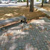 Objestneži so v spominskem parku izruvali granitne kocke.