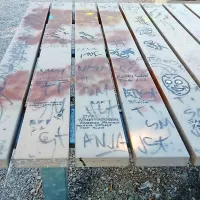 Popisane so tudi klopi, zidovi in obvestilne table. 