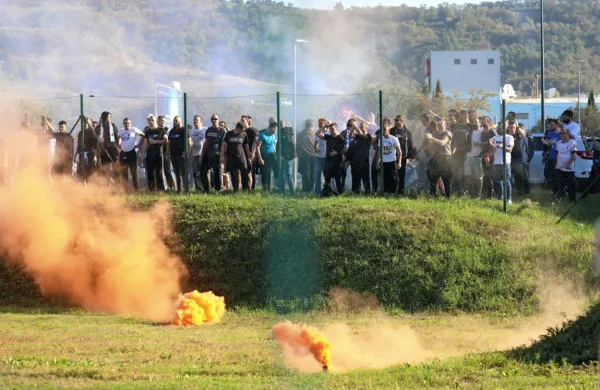Med obalnim derbijem  so  imeli  policisti  veliko dela  tudi  z  
domačimi  navijači.   
