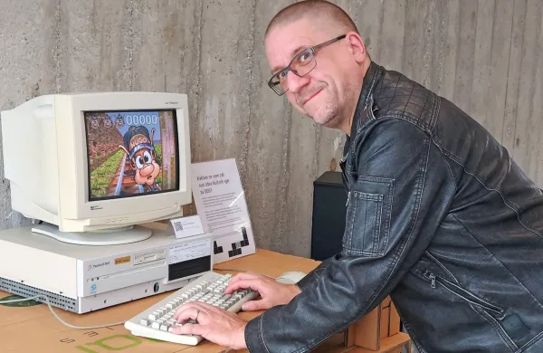 Sergej Hvala se je v Računalniškem muzeju v Ljubljani soočil s Hugom, ki ga je nekoč kot mnogi preziral.  Danes  malemu trolu iz 
priljubljene televizijske oddaje priznava precej zaslug pri približevanju  videoiger širnemu občinstvu. 