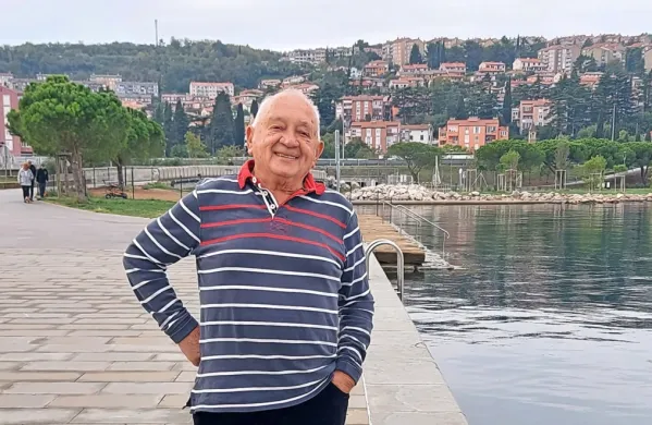 Andrej Jelačin med sprehodom ob morju, kjer rad poklepeta z ljudmi, z njimi deli spomine in smeh ...    