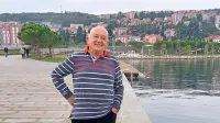 Andrej Jelačin med sprehodom ob morju, kjer rad poklepeta z ljudmi, z njimi deli spomine in smeh ...    