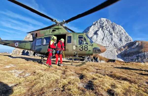 Štiri obnemogle planince so v ponedeljek z Mangarta rešili z 
vojaškim helikopterjem.