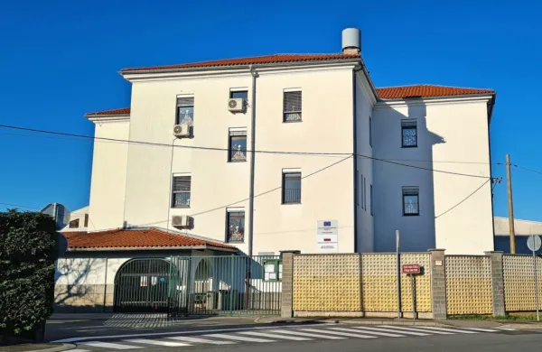 OŠ Elvire Vatovec v Pradah je ukleščena med bližnje hiše in cesto ter nima veliko prostora za širitev. 