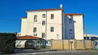 OŠ Elvire Vatovec v Pradah je ukleščena med bližnje hiše in cesto ter nima veliko prostora za širitev. 