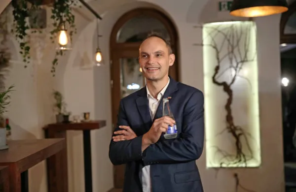 Prvi delni rezultati volitev najbolje kažejo Anžetu Logarju.