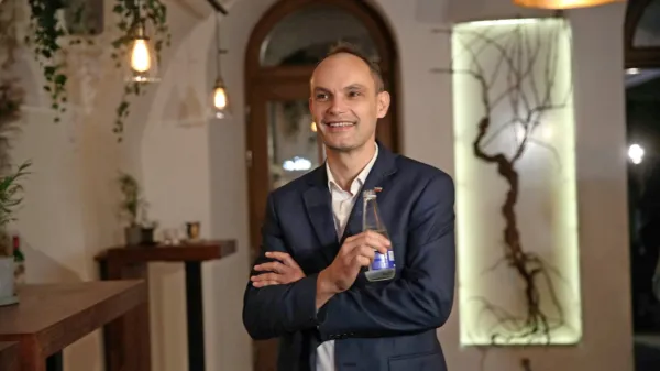 Prvi delni rezultati volitev najbolje kažejo Anžetu Logarju.