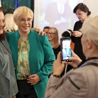 Nataša Pirc Musar gre, kot kaže, v drugi krog z Anžetom 
Logarjem.