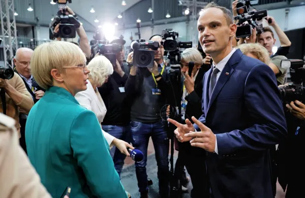 Nataša Pirc Musar in Anže Logar sta si po prvem krogu segla v 
roko. 