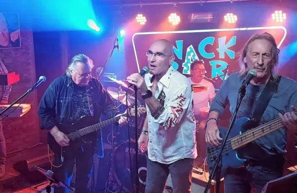Avtorske pesmi in priredbe klasik so na odru dve uri prepletali 
kitarist Marjan Malikovič, basist Jadran Ogrin, klaviaturist Goran 
Velikonja in bobnar  Nelfi Depangher, kot gost se jim je pri štirih  
pesmih pridružil še pevec Freddy Poljšak. 