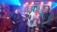 Avtorske pesmi in priredbe klasik so na odru dve uri prepletali 
kitarist Marjan Malikovič, basist Jadran Ogrin, klaviaturist Goran 
Velikonja in bobnar  Nelfi Depangher, kot gost se jim je pri štirih  
pesmih pridružil še pevec Freddy Poljšak. 