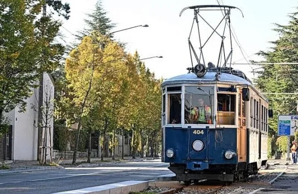 Openski tramvaj na poskusni vožnji.