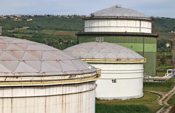 Na Serminu je 23 rezervoarjev, terminal instalacija obratuje 24 ur 
na dan, sedem dni v tednu. 