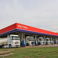 Na avtopolnilnici na dan odpremijo najmanj 330 avtocistern. 