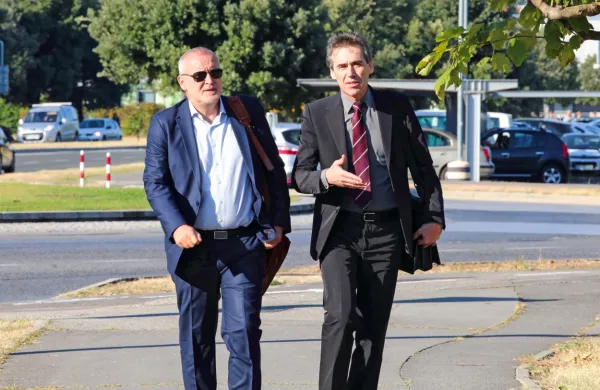 Odvetnik  Janez  Koščak  (ob  njem  desno  Sergej  Racman)  je  ob  
včerajšnjem  poslušanju  pogovorov  med  receptorkami  iz  Marine  
dejal, da  gre  za  navadne  “babje  čenče”.