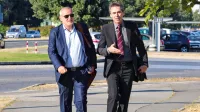 Odvetnik  Janez  Koščak  (ob  njem  desno  Sergej  Racman)  je  ob  
včerajšnjem  poslušanju  pogovorov  med  receptorkami  iz  Marine  
dejal, da  gre  za  navadne  “babje  čenče”.