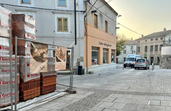 Občina je za dostop v staro mestno jedro doslej izdala  več kot 800 
dovolilnic in dovoljenj. V jutranjih urah je prometa več zaradi 
dostave.