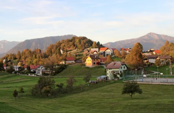 Podružnično šolo (rumena stavba) v Šebreljah utegnejo  prihodnje 
leto  ob njeni 110. obletnici  zapreti.