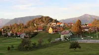 Podružnično šolo (rumena stavba) v Šebreljah utegnejo  prihodnje 
leto  ob njeni 110. obletnici  zapreti.