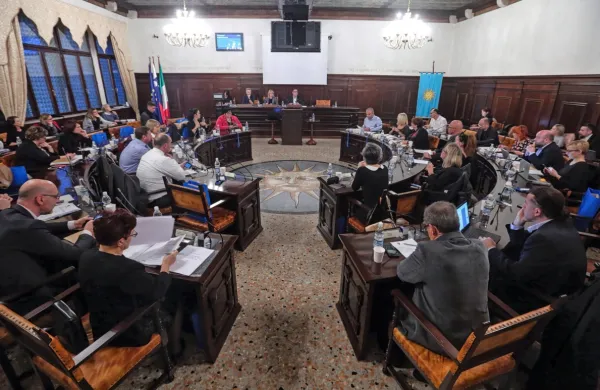 Politično pestro od začetka do konca