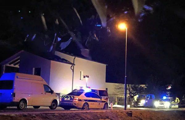 



Februarja lani se je na Vipavski cesti v Ajdovščini zgodila tragična 
prometna nesreča, v kateri je voznik kombija zbil pešca.