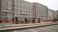 Na petnadstropni palači nasproti glavne pošte, v kateri so bile 
pisarne Italijanskih železnic, trenutno prenavljajo fasado. 